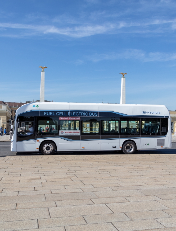 H2-Bus der Wiener Linien im Testbetrieb auf der Strecke des 10A in der Nähe des Schloss Schönbrunn