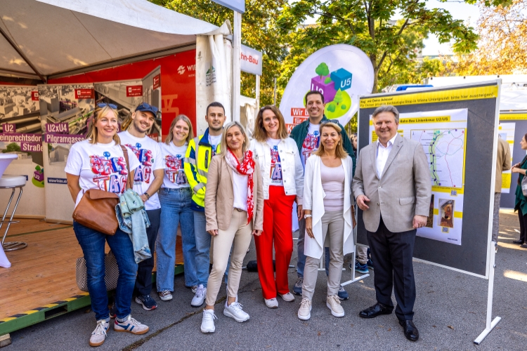 Impressionen vom Öffitag 2024 mit Bürgermeister Michael Ludwig und den Direktorinnen Mag.a Alexandra Reinagl und MMaga. Petra Hums, sowie Mitarbeiter*innen des Kommunikationsteams